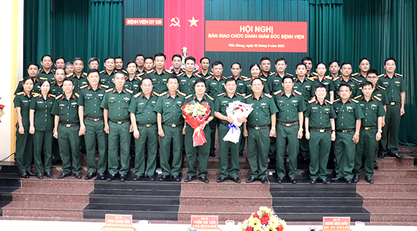 Bệnh viện quân y 120 bàn giao chức danh giám đốc