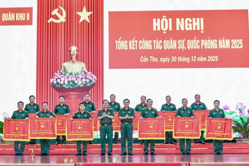 Bộ Quốc phòng tặng cờ đơn vị xuất sắc cho Bệnh viện Quân y 120