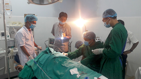Quân y đảo Thổ Chu cấp cứu kịp thời bệnh nhân bị sốc do vết thương thấu ngực tràn máu tràn khí khoang màng phổi và vết thương vùng đỉnh đầu