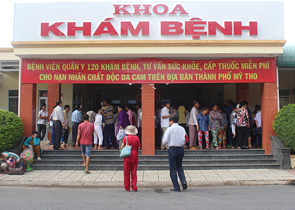 Khám bệnh, cấp thuốc miễn phí­ cho nạn nhân chất độc da cam