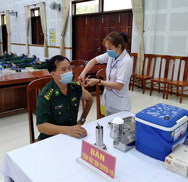 Video Tiêm vắc xin phòng covid-19 cho lực lượng vũ trang các đơn vị Sông Tiền