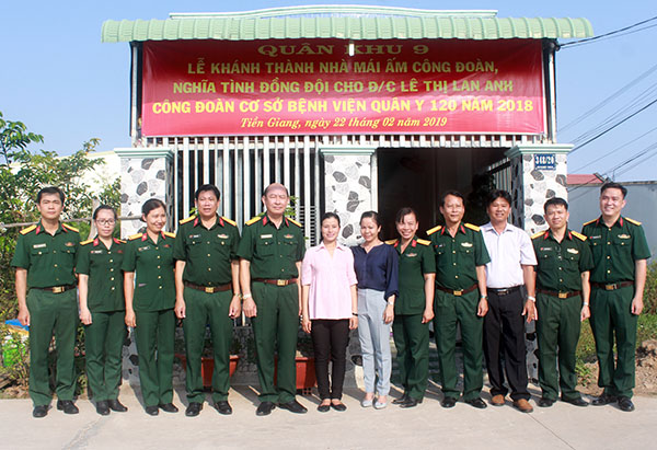 Bàn giao nhà “Mái ấm Công đoàn” cho Y sỹ Lê Thị Lan Anh