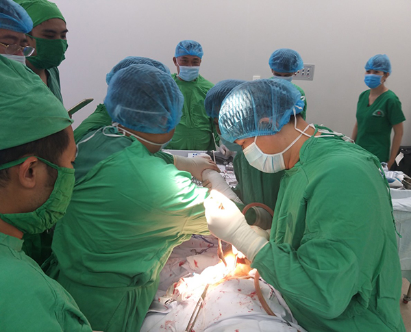 Thay khớp háng nhân tạo thành công cho cụ ông 85 tuổi