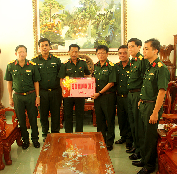 Hoạt động kĩ niệm 72 năm Ngày Thương binh liệt sĩ