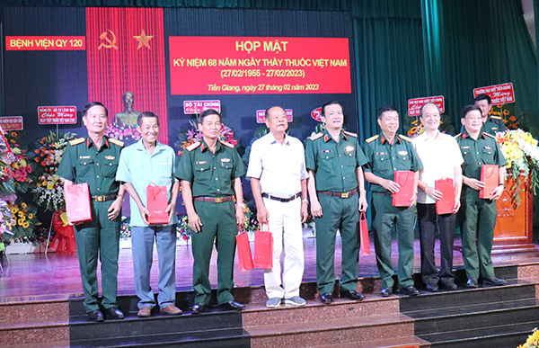 Họp mặt kỷ niệm 68 năm Ngày Thầy thuốc Việt Nam