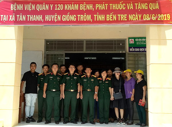 Khám bệnh, cấp thuốc, tặng quà miễn phí cho đối tượng chính sách ở Giồng Trôm và Gò Công Tây