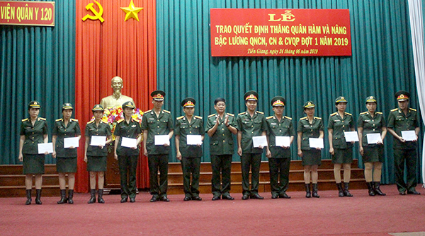 Lễ trao quyết định thăng quân hàm. nâng lương QNCN, CNVQP đợt I năm 2019