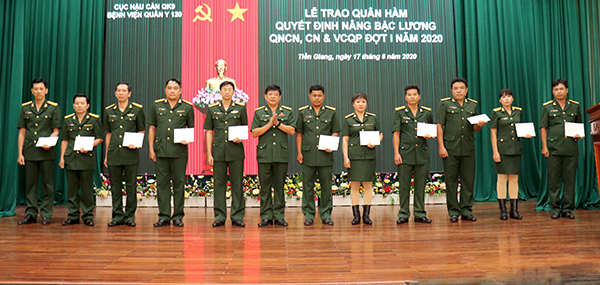 Lễ trao quyết định thăng quân hàm, năng lương QNCN, CN &VCQP đợt I năm 2020