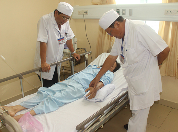 Cấp cứu thành công cas mổ ruột thừa trên bệnh nhân bị rắn độc cắn