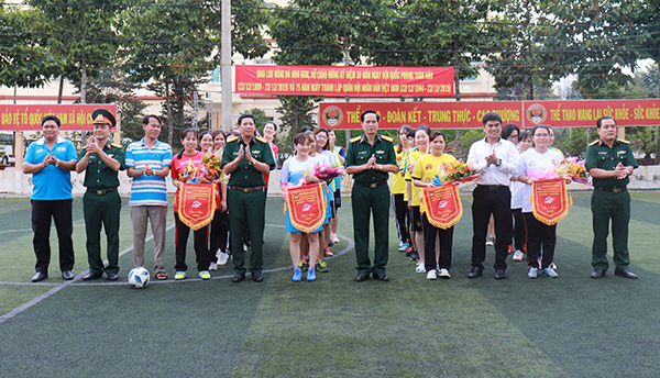 Giao lưu bóng đá mini nữ nhân kỹ niệm 75 năm Ngày thành lập quân đội nhân dân