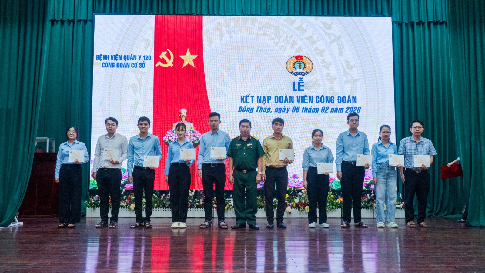 TỔ CHỨC LỄ KẾT NẠP ĐOÀN VIÊN CÔNG ĐOÀN VÀ HỌP MẶT THĂM HỎI, TẶNG QUÀ CHO CÁN BỘ, ĐOÀN VIÊN CÔNG ĐOÀN NHÂN DỊP TẾT NGUYÊN ĐÁN BÍNH NGỌ 2026