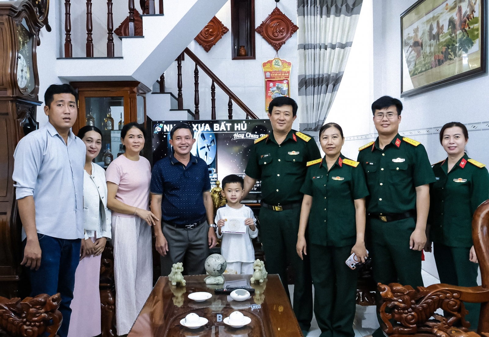 BỆNH VIỆN QUÂN Y 120 THĂM, TẶNG QUÀ CON CÁN BỘ, NHÂN VIÊN THAM GIA LỰC LƯỢNG GÌN GIỮ HÒA BÌNH LIÊN HỢP QUỐC, TĂNG CƯỜNG CÔNG TÁC TẠI ĐẢO TRƯỜNG SA, THỔ CHU NHÂN DỊP QUỐC TẾ THIẾU NHI 01/6