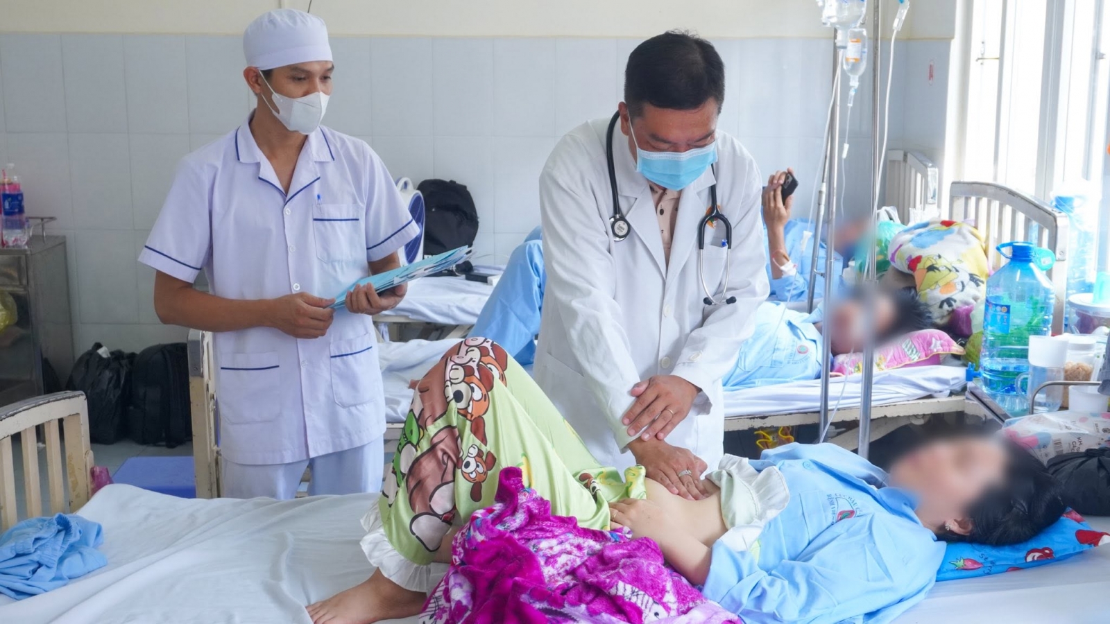 TẬN TÂM CỨU CHỮA, GIÚP NHIỀU BỆNH NHÂN NGỘ ĐỘC THỰC PHẨM PHỤC HỒI SỨC KHỎE.