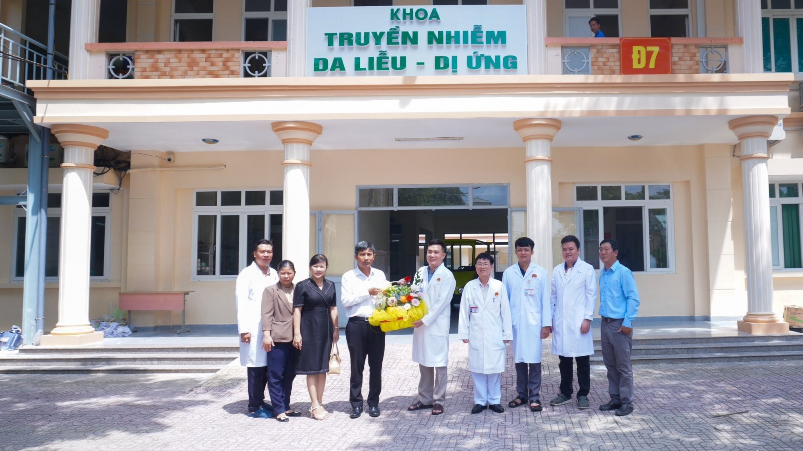 CHUNG TAY CHĂM LO SỨC KHOẺ NGƯỜI DÂN SAU VỤ NGỘ ĐỘC THỰC PHẨM