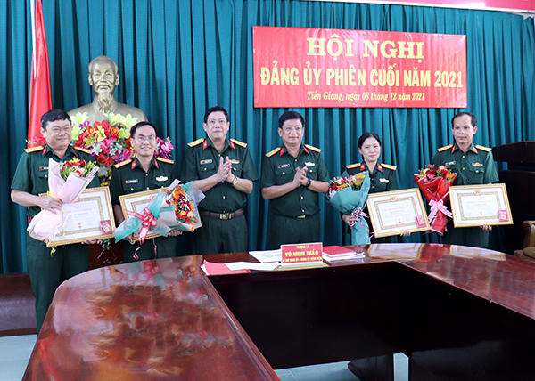 Hội nghị Đảng ủy phiên cuối năm và trao huy hiệu 30 năm tuổi đảng