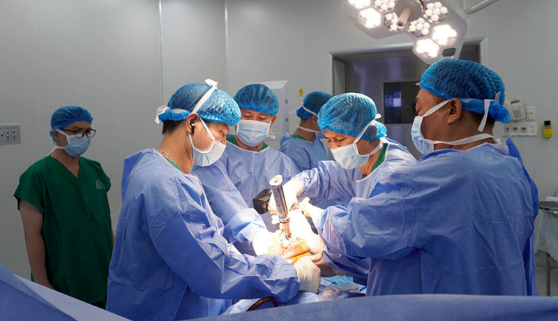 Lần đầu tiên phẫu thuật thành công ca mổ thay khớp gối thoái hóa nặng