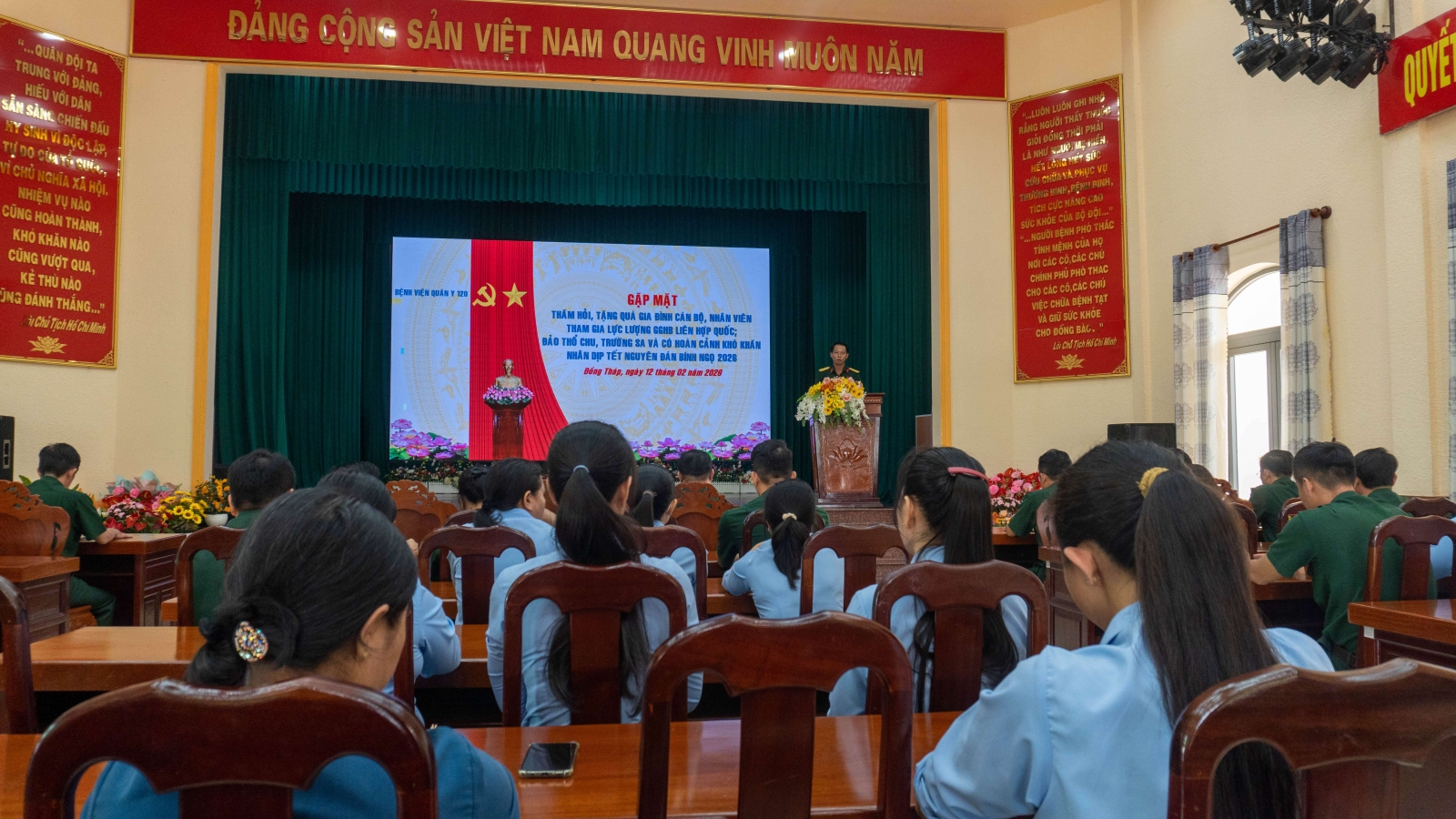 THĂM, TẶNG QUÀ GIA ĐÌNH CÁN BỘ, NHÂN VIÊN THAM GIA LỰC LƯỢNG GGHB LIÊN HỢP QUỐC; ĐẢO THỔ CHU, TRƯỜNG SA VÀ CÓ HOÀN CẢNH KHÓ KHĂN