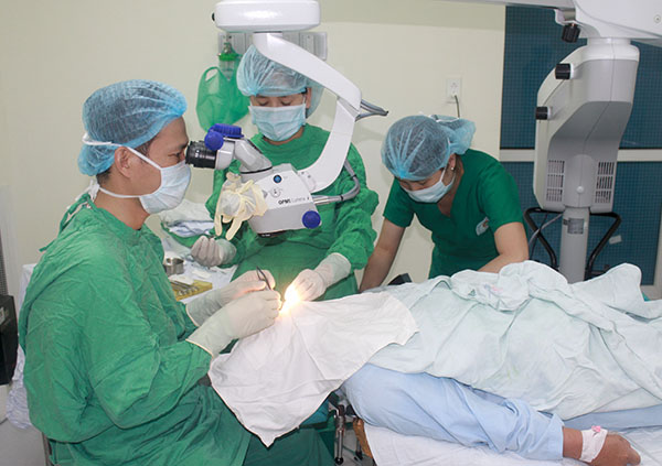Cấp cứu, điều trị thành công case lâm sàng bỏng nặng 2 mắt do acid