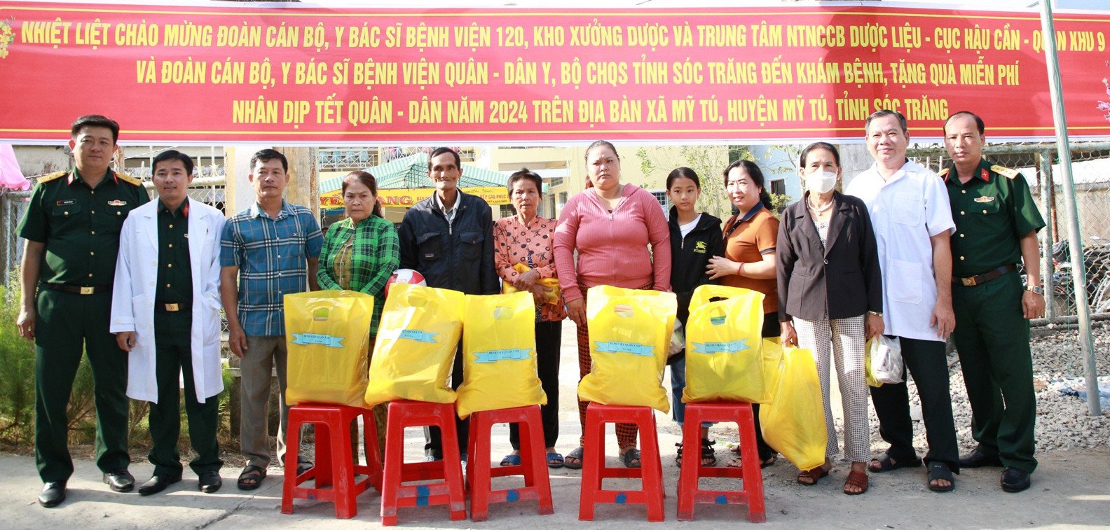 BỆNH VIỆN QUÂN Y 120 KHÁM BỆNH, TẶNG QUÀ NHÂN DỊP TẾT GIÁP THÌN 2024