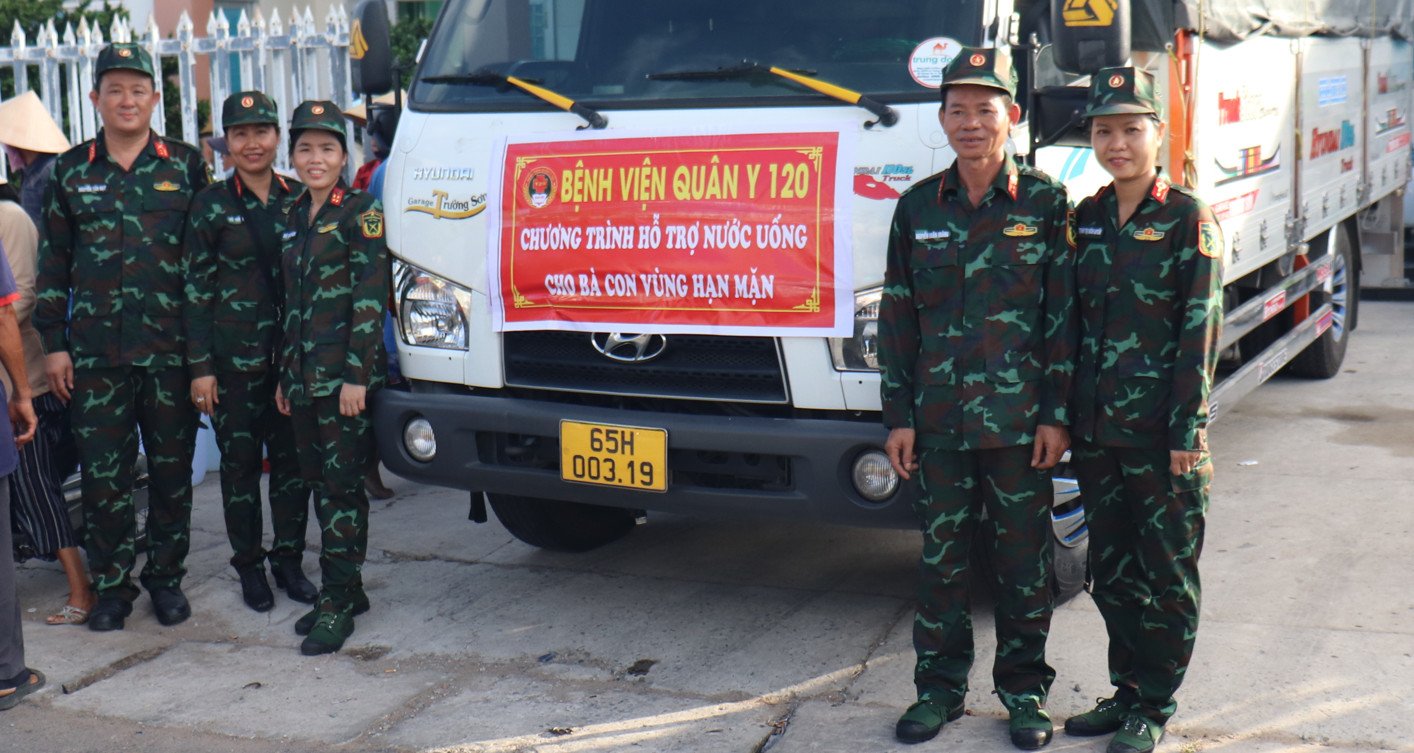BỆNH VIỆN QUÂN Y 120 TẶNG NƯỚC UỐNG CHO NGƯỜI DÂN GÒ CÔNG ĐÔNG