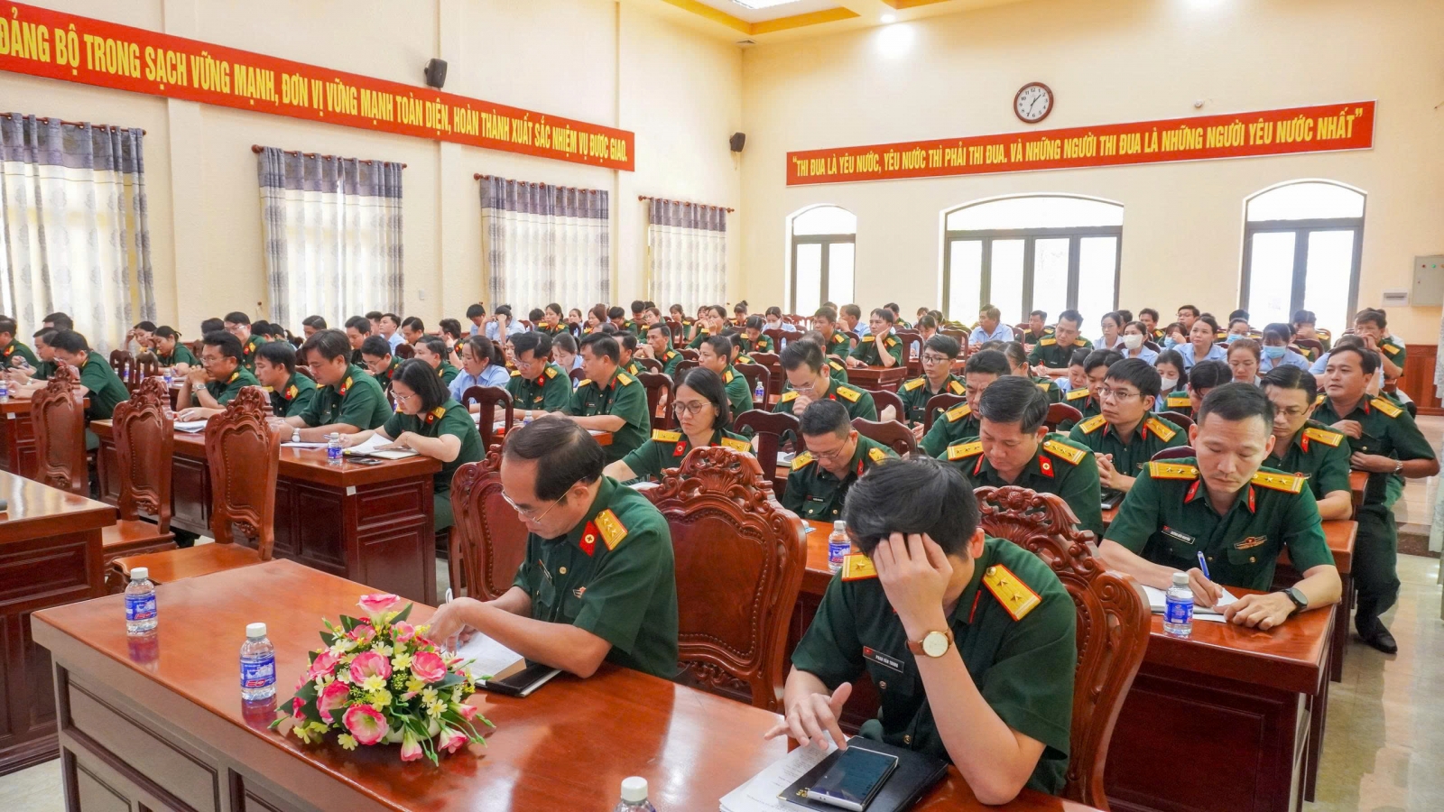 THÔNG BÁO NHANH KẾT QUẢ HỘI NGHỊ LẦN THỨ 15 BAN CHẤP HÀNH TRUNG ƯƠNG ĐẢNG KHÓA XIII