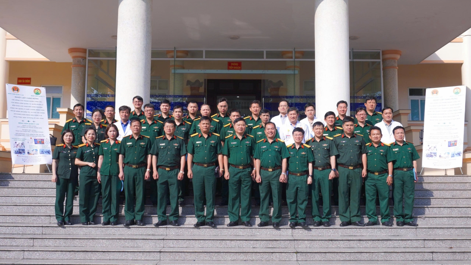 BỆNH VIỆN QUÂN Y 120 ĐÓN TIẾP BỆNH VIỆN QUÂN Y 5 ĐẾN THAM QUAN, TRAO ĐỔI KINH NGHIỆM VỀ MÔ HÌNH TRIỂN KHAI HOẠT ĐỘNG TẠI ĐƠN VỊ