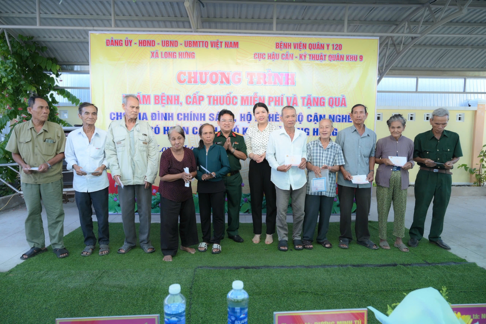 TỔ CHỨC KHÁM BỆNH, CẤP THUỐC MIỄN PHÍ TẶNG QUÀ CHO CÁC GIA ĐÌNH CHÍNH SÁCH, THƯƠNG BINH, LIỆT SĨ, NGƯỜI CÓ CÔNG VỚI CÁCH MẠNG, HỘ NGHÈO TRÊN ĐỊA BÀN XÃ LONG HƯNG, TP. CẦN THƠ.