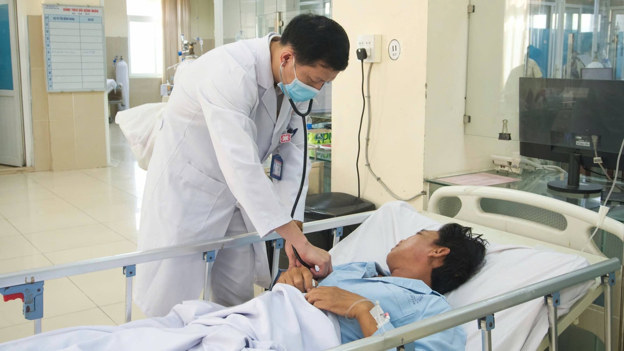 TỪ LIỆT NỬA NGƯỜI ĐẾN GẦN NHƯ BÌNH THƯỜNG SAU 1 GIỜ ĐIỀU TRỊ TÍCH CỰC