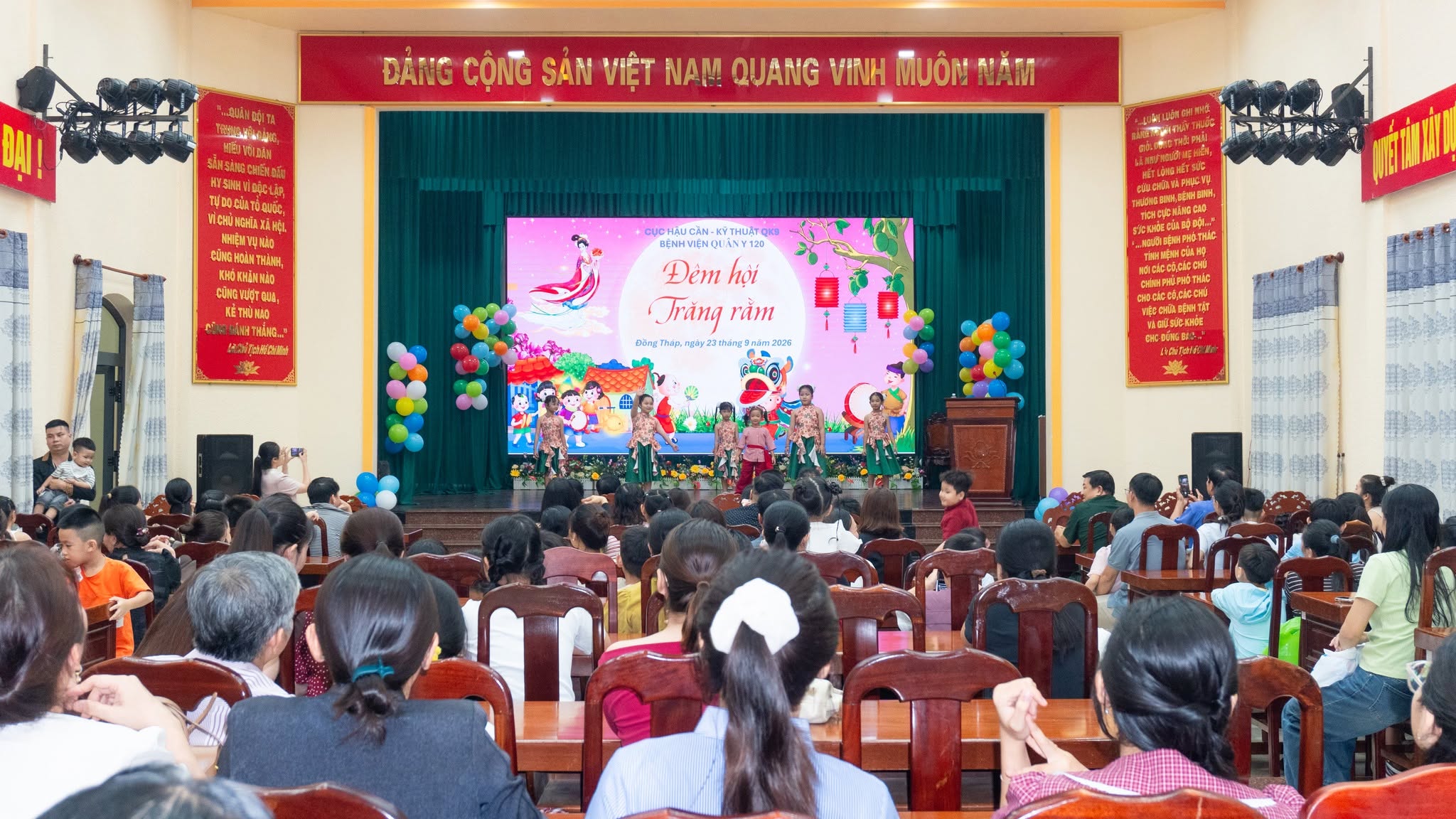 TRĂNG RẰM ĐOÀN VIÊN – ẤM ÁP TÌNH THÂN TẠI BỆNH VIỆN QUÂN Y 120
