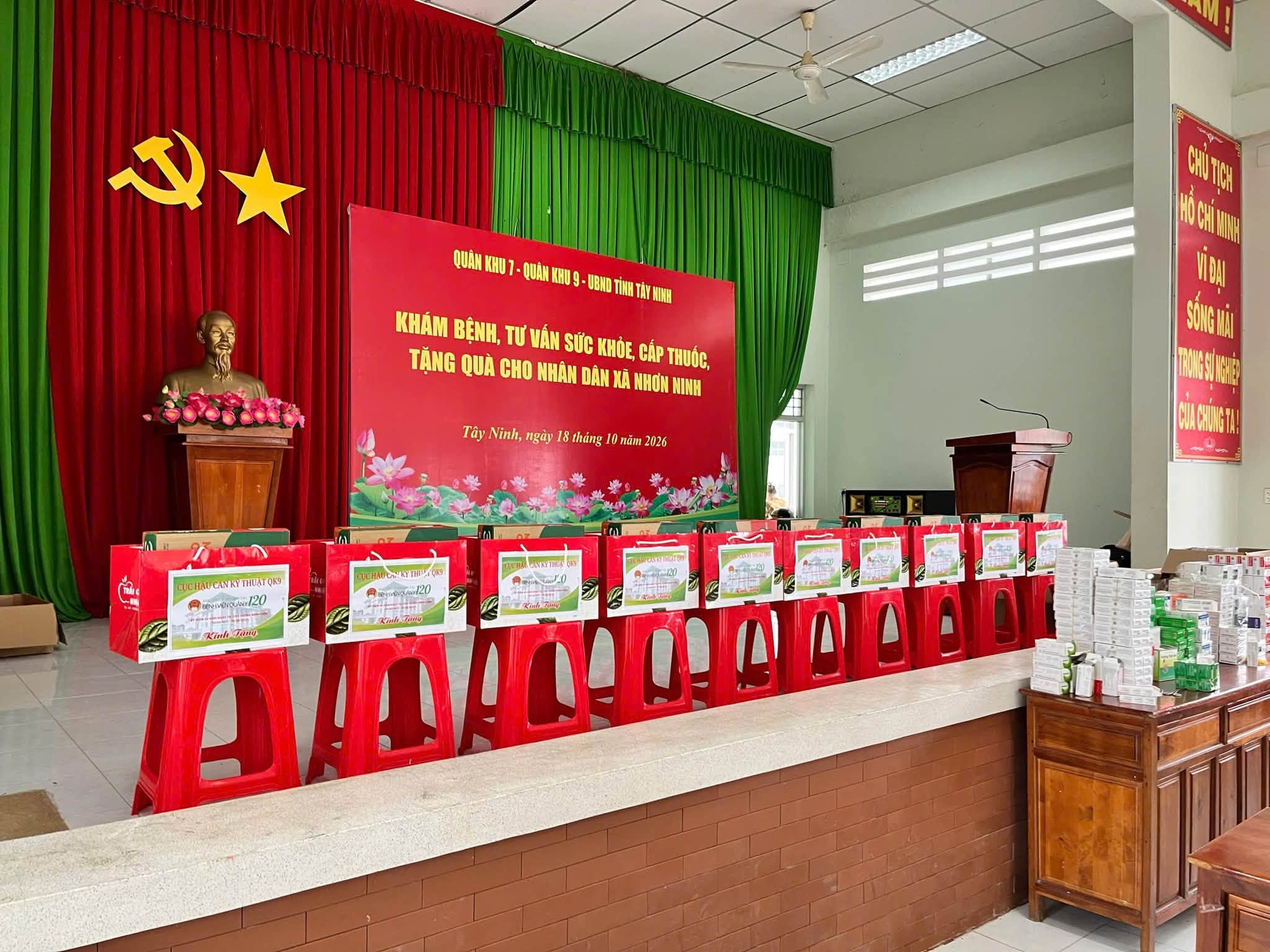 BỆNH VIỆN QUÂN Y 120, TỔ CHỨC KHÁM BỆNH, CẤP THUỐC MIỄN PHÍ, TẶNG QUÀ CHO GIA ĐÌNH CHÍNH SÁCH, NGƯỜI CÓ CÔNG VỚI CÁCH MẠNG VÀ HỘ NGHÈO TẠI TỈNH TÂY NINH